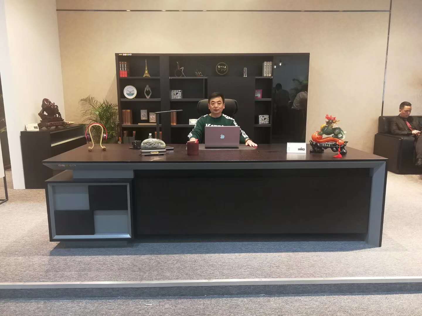 辛兆波董事長參加廣州國際家具展并簽訂大訂單，更好的服務(wù)客戶